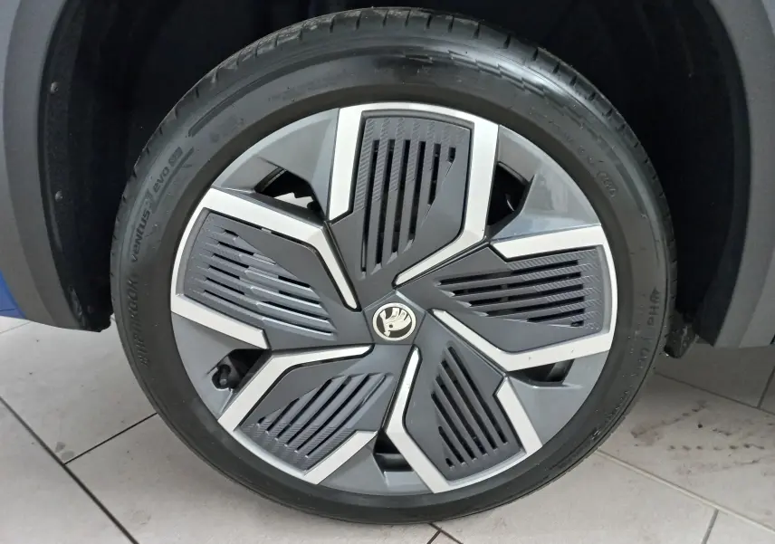 Gros plan sur la jante alliage 20'' anthracite avec logo ŠKODA du SUV KODIAQ Bleu RS 2024.