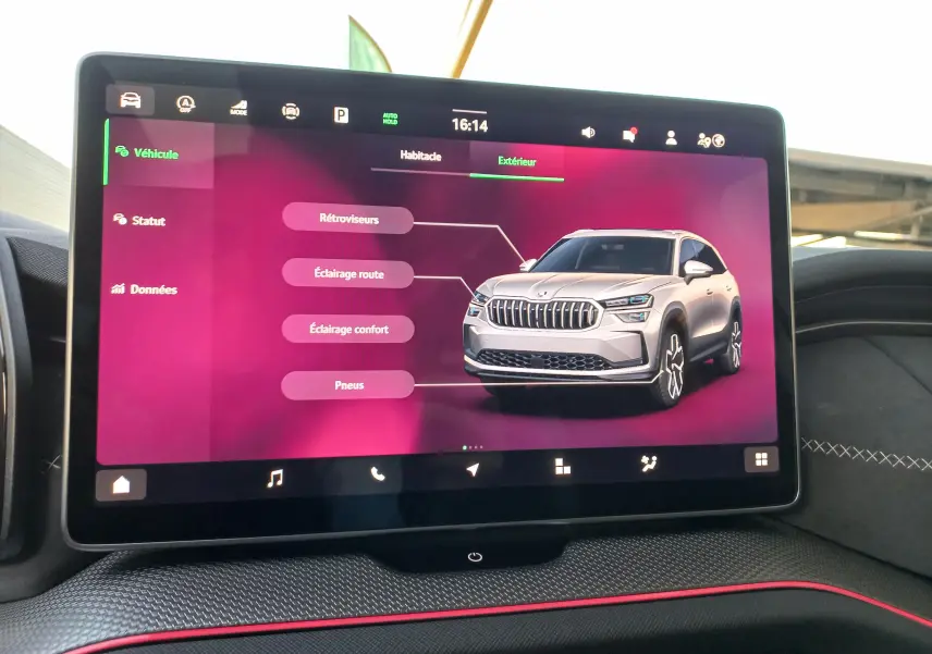 Vue intérieure sur le siège arrière droit du Skoda Kodiaq Bleu RS 2024, avec ouverture de porte et partie de la carrosserie visible.