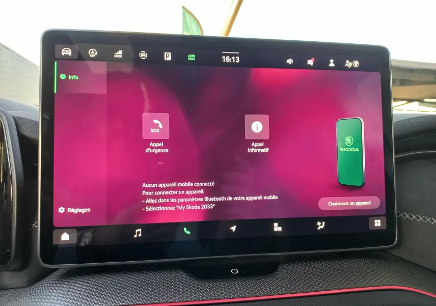 Écran tactile central du Skoda Kodiaq 2024 affichant les réglages des aides à la conduite dans l’habitacle.