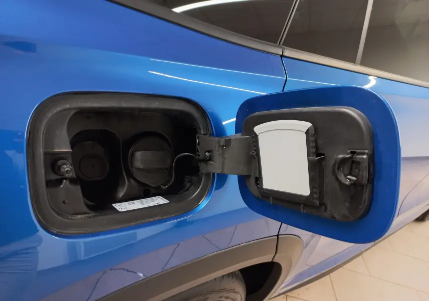 Détail de la trappe à carburant ouverte côté gauche d’un Skoda Kodiaq 1.5 TSI Bleu RS 2024.
