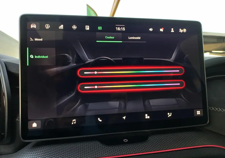 Écran tactile intérieur du Skoda Kodiaq 2024 affichant les réglages de couleur et luminosité de l'ambiance lumineuse.