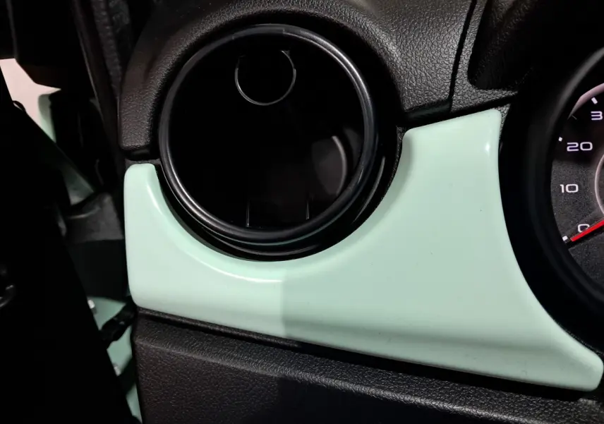 Détail de la sortie d'air circulaire côté conducteur sur tableau de bord vert clair de l'AIXAM MINAUTO E chic 2026.
