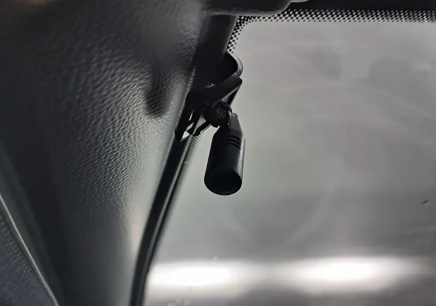 Gros plan sur la caméra fixée côté conducteur dans l'habitacle de l'AIXAM MINAUTO E chic vert 2026.