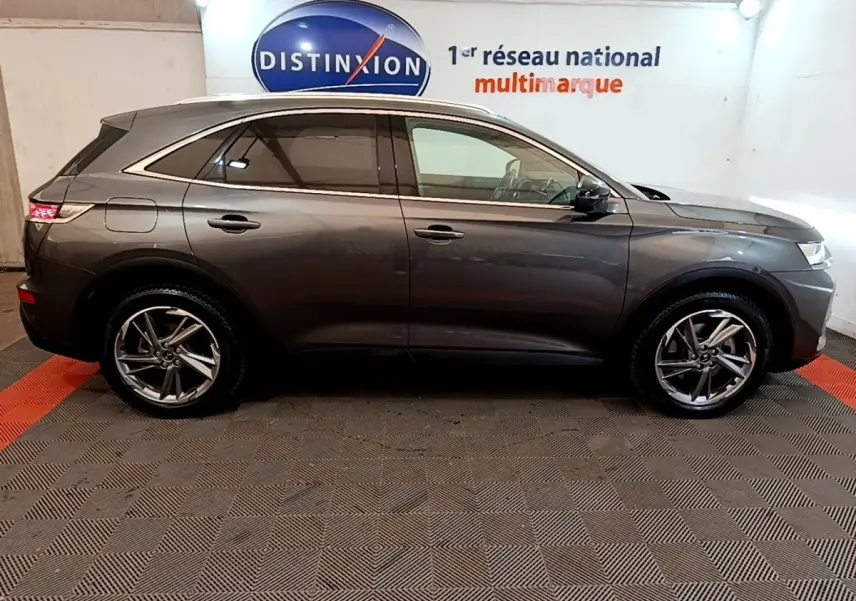 DS7 Crossback E-TENSE 4x4 gris foncé vu de profil côté gauche, roues alliage et vitres teintées.