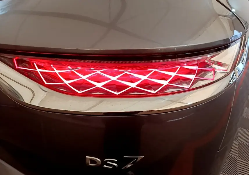Gros plan sur le feu arrière rouge et la partie arrière gris foncé du DS7 Crossback E-TENSE 4x4 300 RIVOLI.