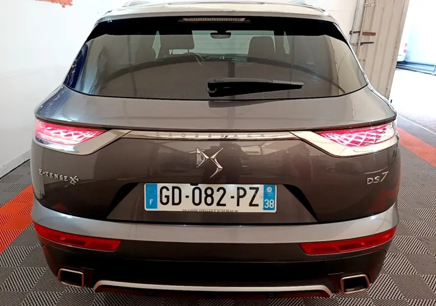 Vue arrière d'un DS7 Crossback gris foncé avec feux LED et double sortie d'échappement carrée.