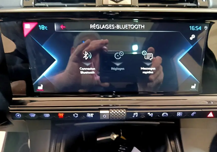 Écran tactile central du tableau de bord du DS7 Crossback E-TENSE 4x4 300 Rivoli affichant les réglages Bluetooth.