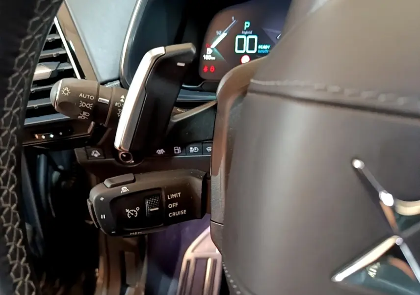 Gros plan sur le volant cuir noir et le combiné d'instruments digital du DS7 Crossback E-TENSE 2021, affichage du régulateur.