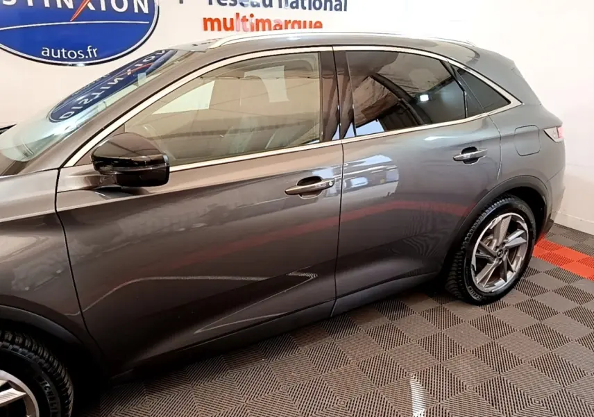Vue latérale droite du DS7 Crossback E-TENSE 4x4 300 gris foncé, soulignant ses lignes élégantes et ses jantes alliage.