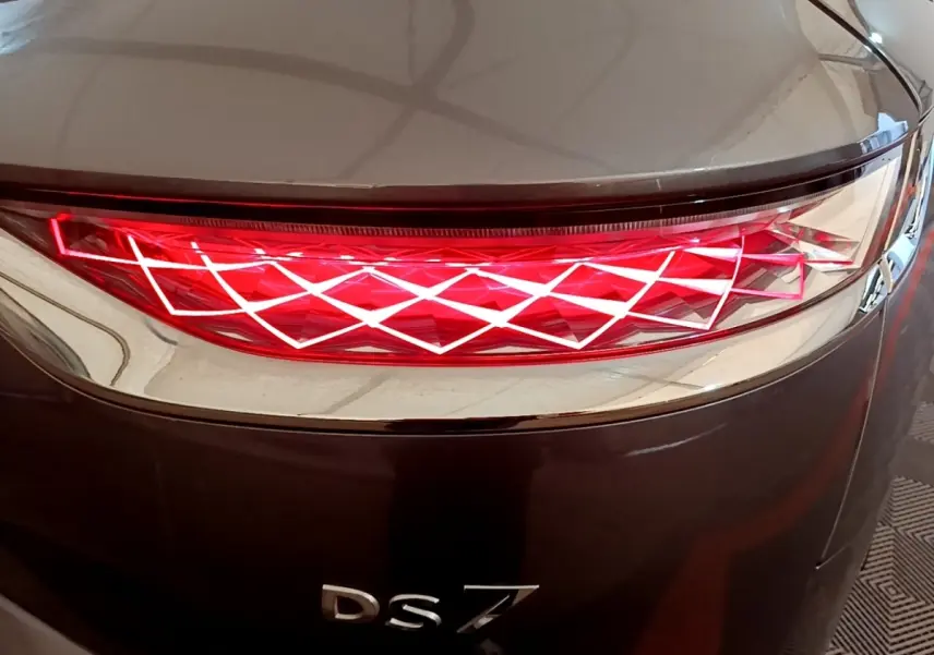 Gros plan sur le feu arrière droit rouge et la carrosserie gris foncé du DS7 Crossback E-TENSE 4x4 300 RIVOLI.