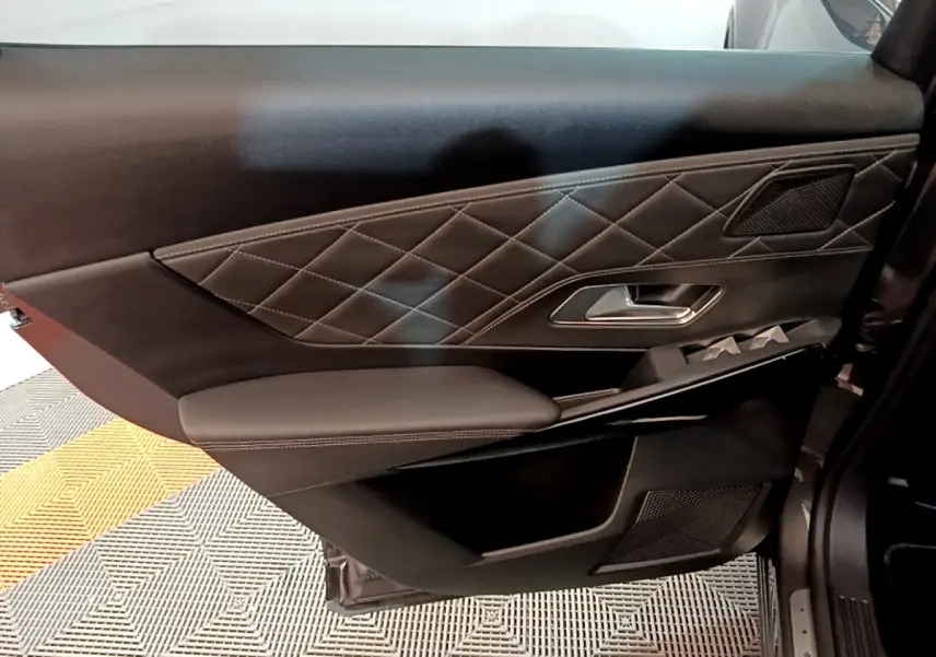 Vue intérieure côté gauche de la porte en cuir noir matelassé du DS7 Crossback E-TENSE 4x4 300 RIVOLI.