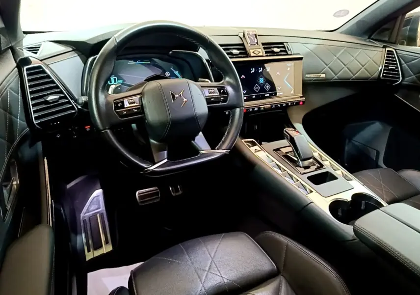 Vue intérieure côté conducteur du DS7 Crossback E-TENSE 4x4 300 RIVOLI 2021, cuir noir et écran tactile central.