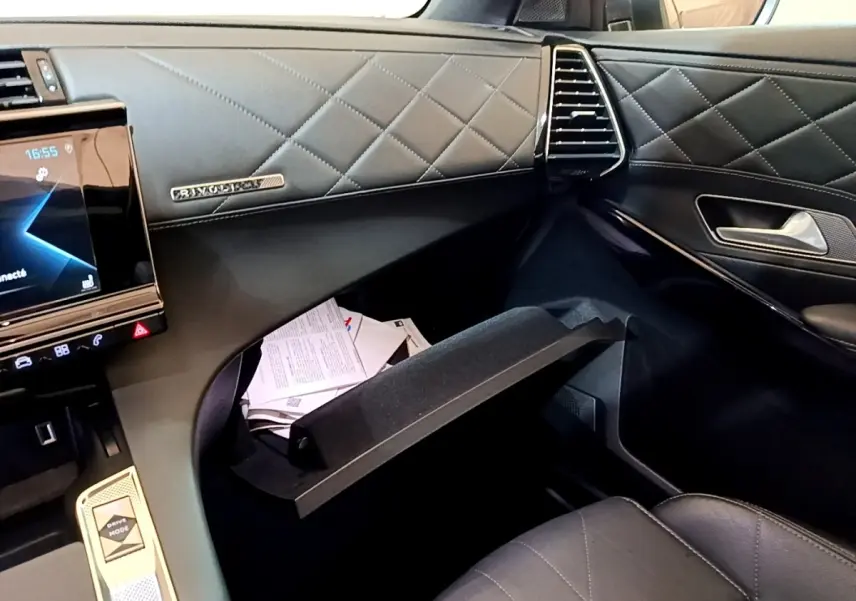 Intérieur côté passager du DS7 Crossback E-TENSE 4x4 300 Rivoli 2021, montrant boîte à gants ouverte et tableau de bord cuir noir matelassé.
