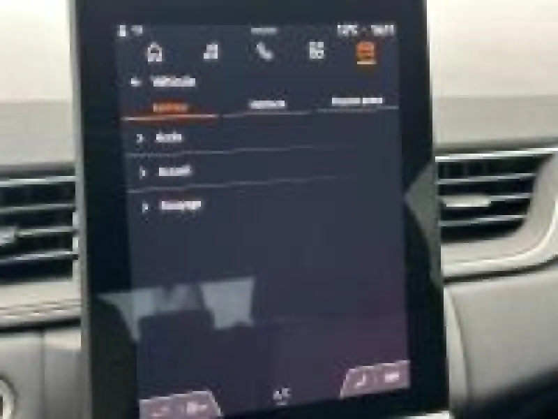 Écran tactile central du tableau de bord du Renault Captur 2025, affichant le menu téléphone.