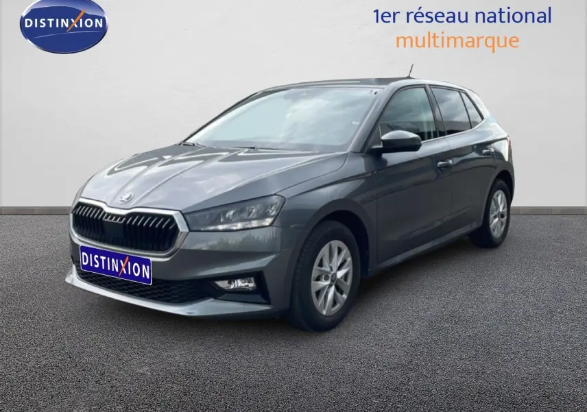 Vue 3/4 avant d'une Skoda Fabia gris graphite métal 2025 avec calandre noire et jantes alliage 15 pouces.