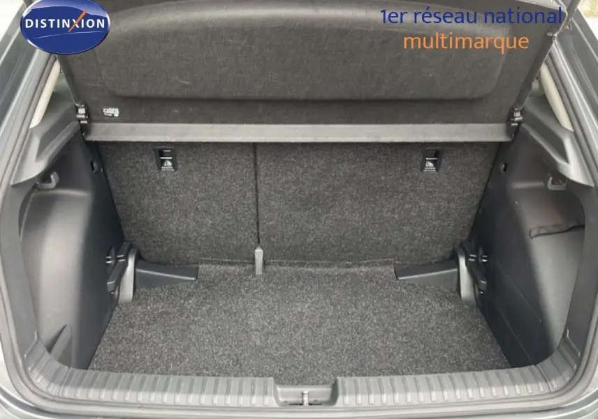 Coffre ouvert vu de l’arrière d’une Skoda Fabia gris graphite, montrant un espace de chargement propre et spacieux.