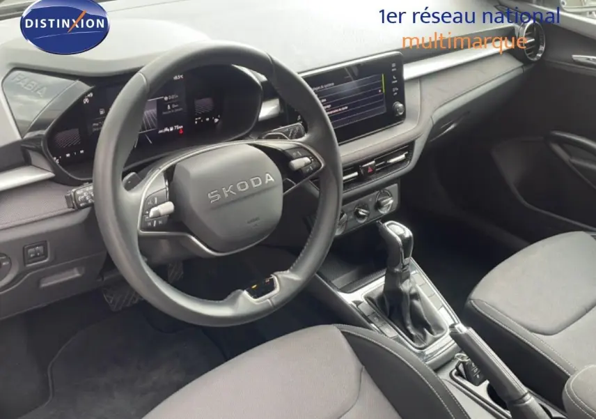 Intérieur de la Skoda Fabia 2025 en gris graphite, vue côté conducteur sur le tableau de bord et volant multifonction.