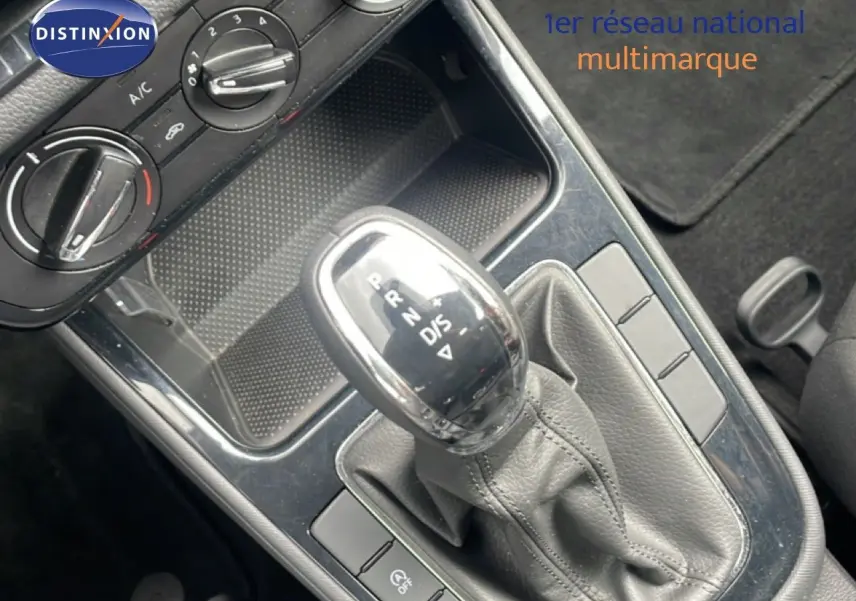 Gros plan sur la console centrale de la Skoda Fabia 2025 gris graphite, mettant en valeur le levier de vitesse automatique.