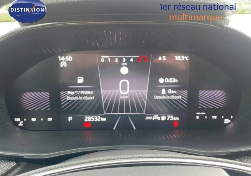 Vue rapprochée du tableau de bord numérique de la Skoda Fabia gris graphite, affichant vitesse et informations de conduite.
