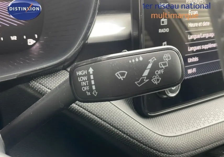 Gros plan sur la commande des essuie-glaces dans l’habitacle d’une Skoda Fabia gris graphite 2025, avec tableau de bord numérique.