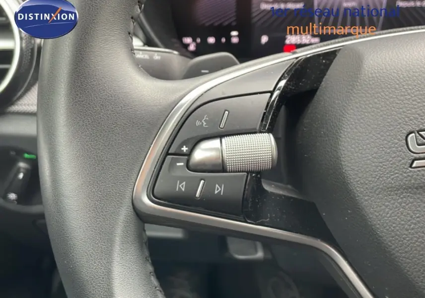 Gros plan sur le volant gris noir de la Skoda Fabia 2025, mettant en valeur les commandes audio et de volume intégrées.