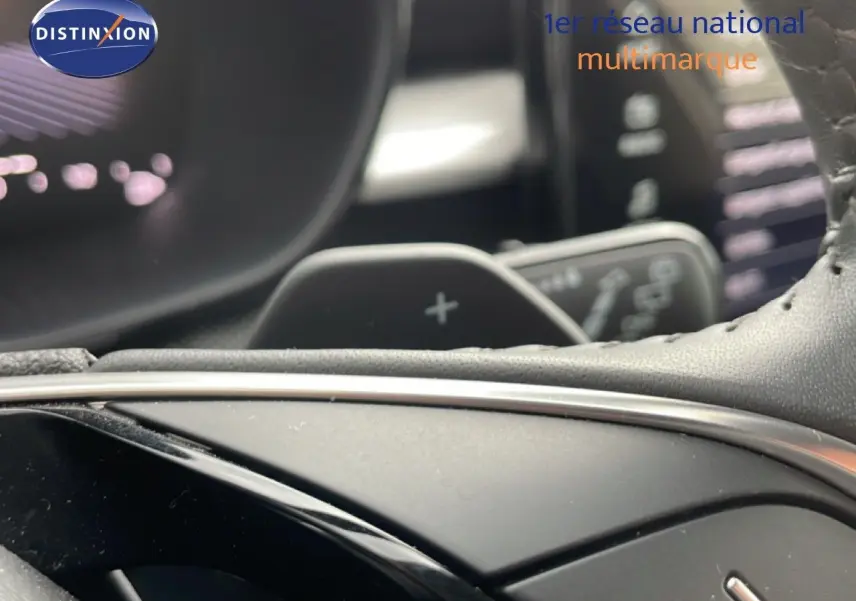 Gros plan sur le volant cuir perforé et les palettes de changement de vitesse d'une Skoda Fabia gris graphite 2025.
