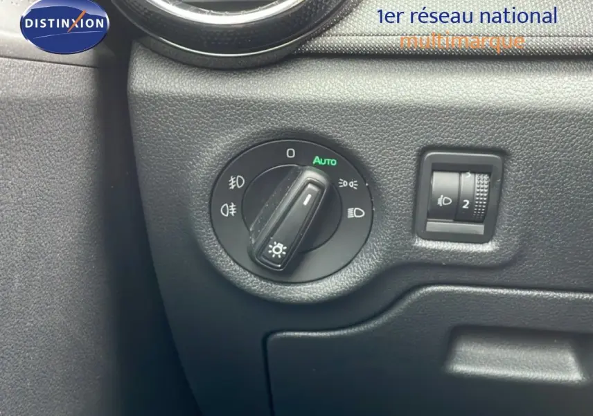Détail du tableau de bord de la Skoda Fabia 2025 montrant la commande des phares et le réglage d'intensité lumineuse.