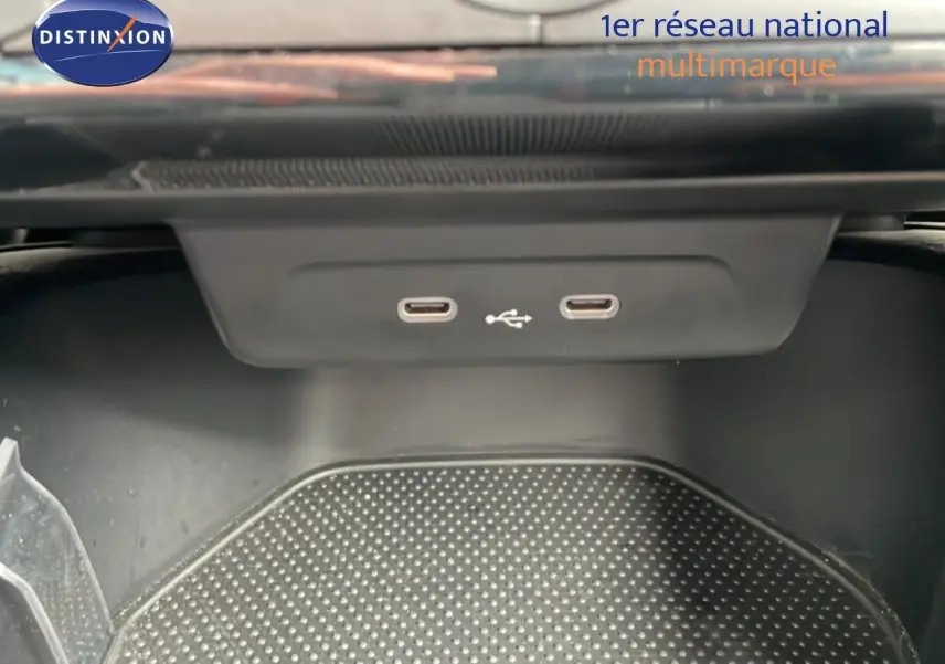 Gros plan sur deux ports USB-C intégrés dans la console centrale d'une Skoda Fabia gris graphite.