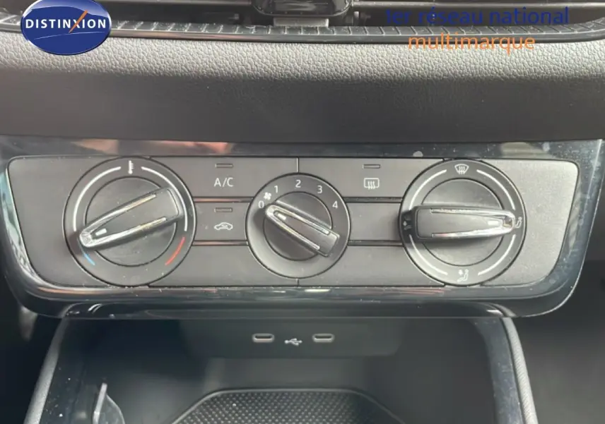 Gros plan sur les commandes de climatisation manuelle de la Skoda Fabia 2025, avec finition gris graphite métal.