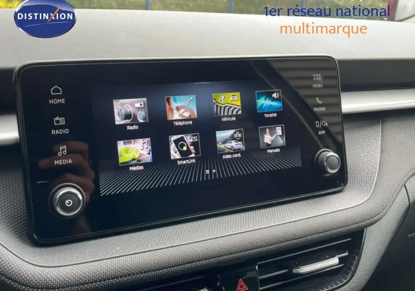 Écran tactile central de la Skoda Fabia 2025 en gros plan, affichant les menus radio, téléphone et véhicule.