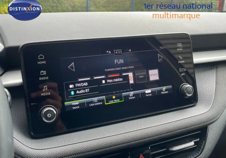Écran tactile central de la Skoda Fabia 2025 gris graphite, affichant le menu radio et médias en intérieur.