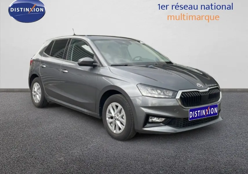 SKODA Fabia 2025 gris graphite métal vue 3/4 avant droit, avec calandre noire et jantes argentées.