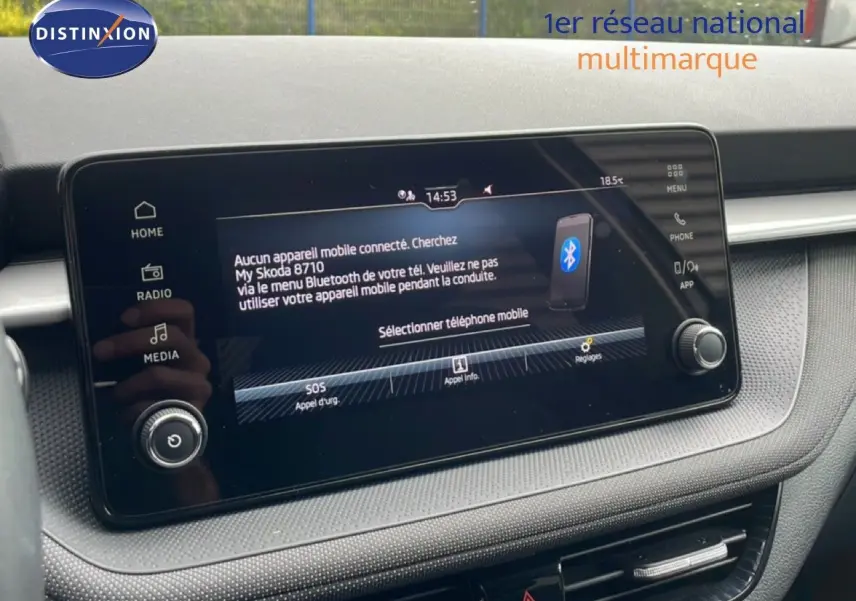 Écran tactile central du tableau de bord de la Skoda Fabia 2025 en gris graphite, affichant le menu Bluetooth.