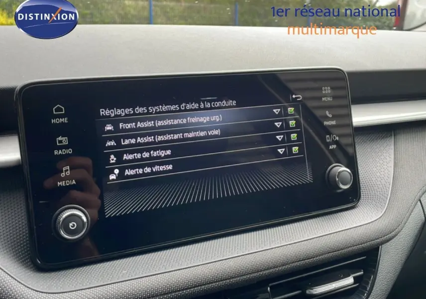 Écran tactile central du tableau de bord de la Skoda Fabia 2025, affichant les réglages d’aides à la conduite.