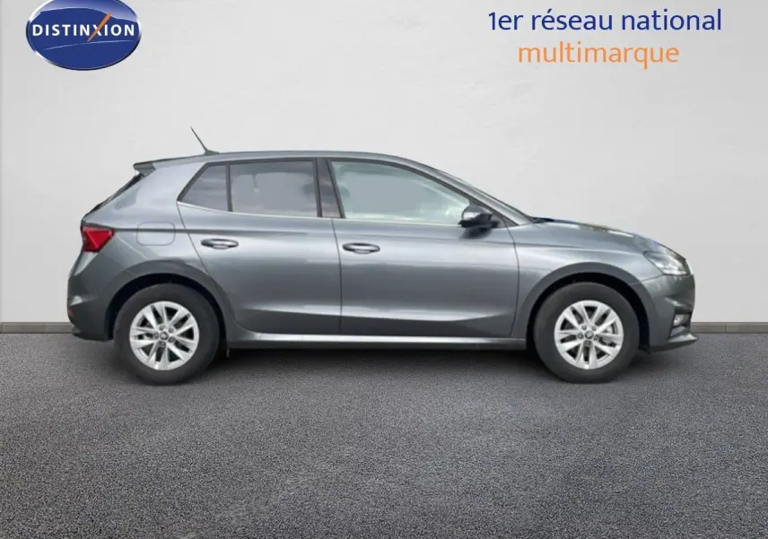 Profil droit d'une Skoda Fabia 2025 gris graphite métal avec jantes alliage et lignes épurées sur fond neutre.