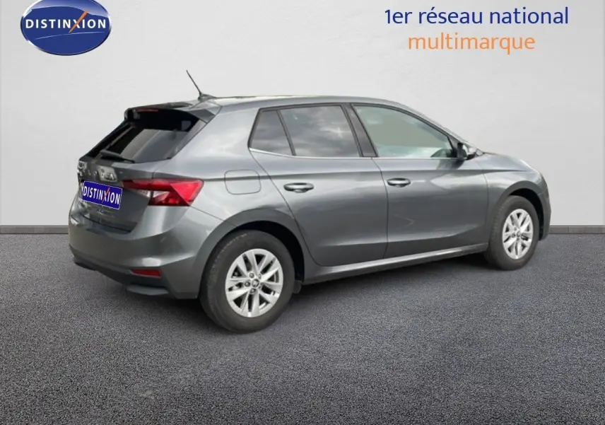 Vue 3/4 arrière droite d'une Skoda Fabia 2025 gris graphite métal avec jantes alliage et vitres teintées.