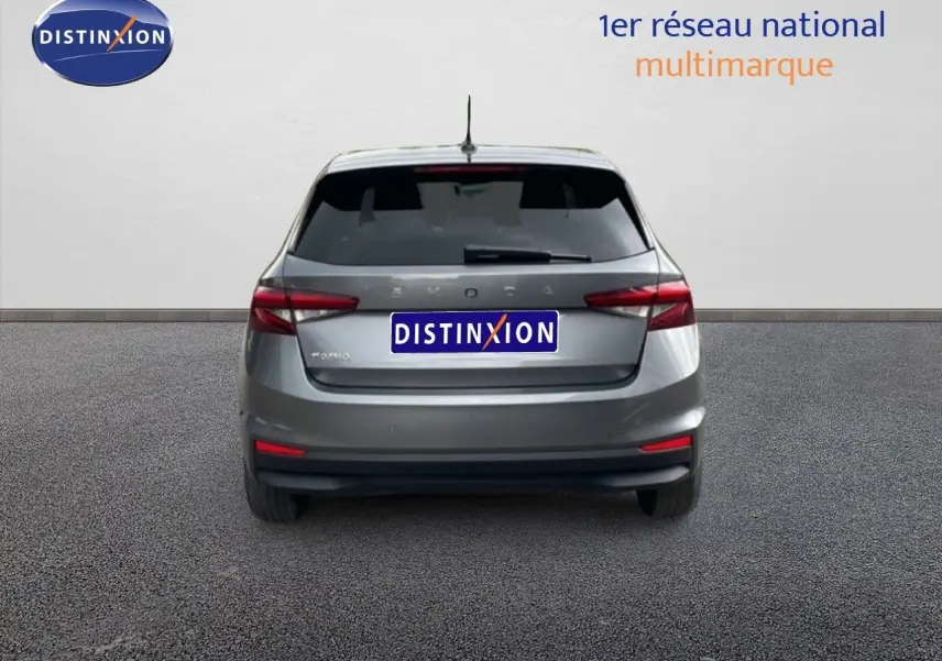 Vue arrière d'une Skoda Fabia gris graphite métallisé 2025 avec feux arrière LED et logo distinctif au centre.
