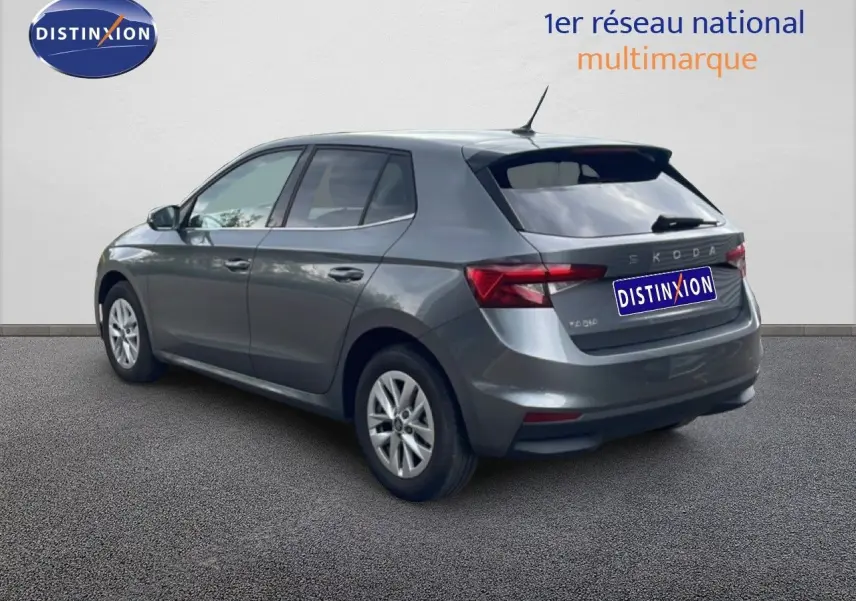 Vue 3/4 arrière droite d'une Skoda Fabia 2025 gris graphite métallisé avec feux arrière LED et jantes alliage 15 pouces.