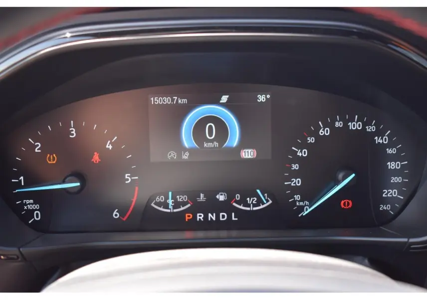 Gros plan sur le combiné d'instrumentation numérique 12,3" de la Ford Focus SW 2025, affichage vitesse et compte-tours.