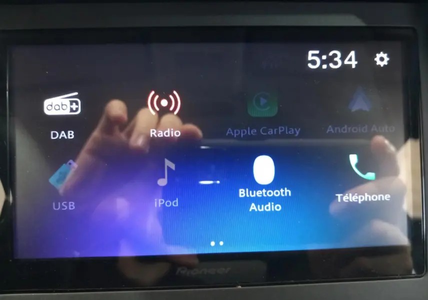 Écran tactile multimédia du tableau de bord montrant les options audio Bluetooth, radio et téléphone.