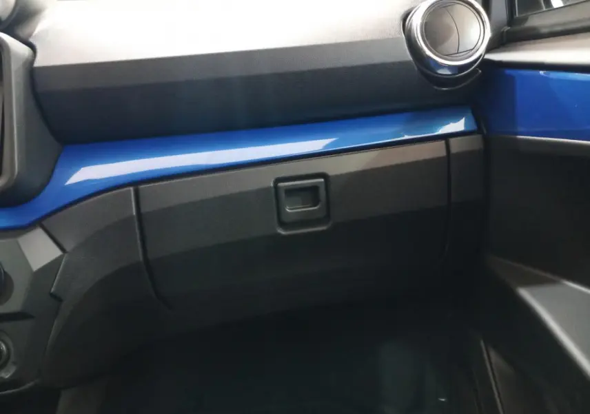 Vue intérieure côté passager du tableau de bord bleu et noir de l'AIXAM MEGA E-SCOUTY EVO 2026 avec aérateur rond.