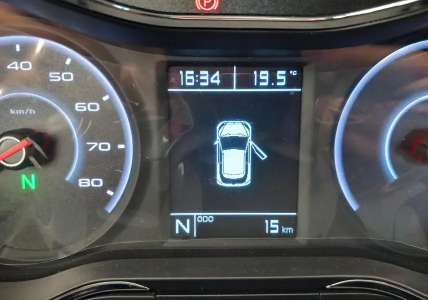 Tableau de bord numérique de l'AIXAM MEGA bleu, affichant la vitesse, température et porte conducteur ouverte.