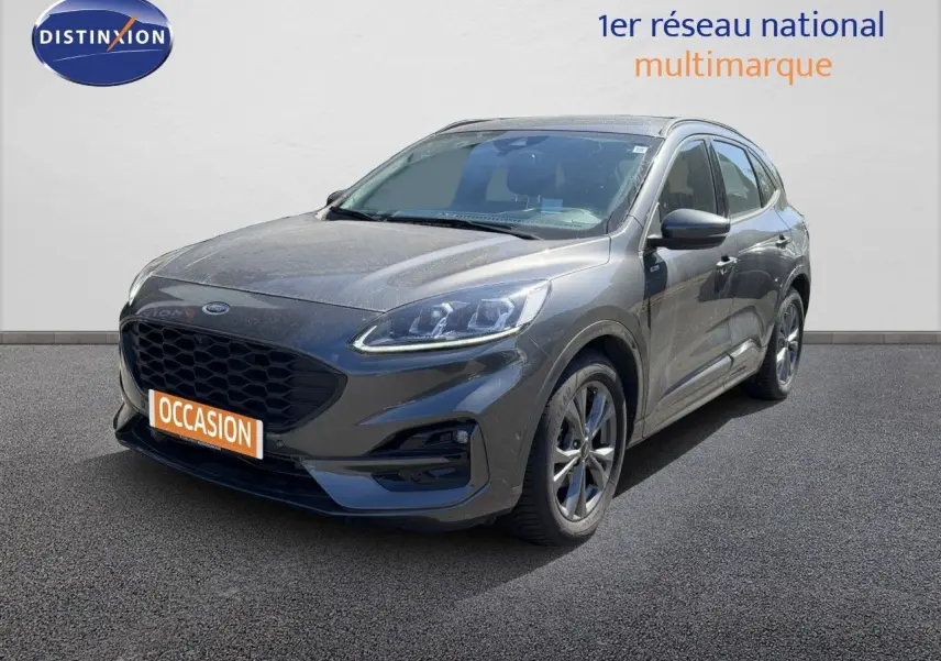 Ford Kuga 2.0D ST-Line gris magnétique métal en 3/4 avant droit sur sol gris, plaque occasion visible.