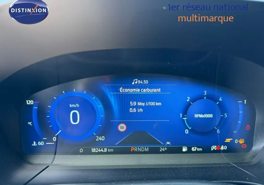 Tableau de bord numérique du Ford Kuga 2024 en gris magnétique, affichant consommation et compte-tours.