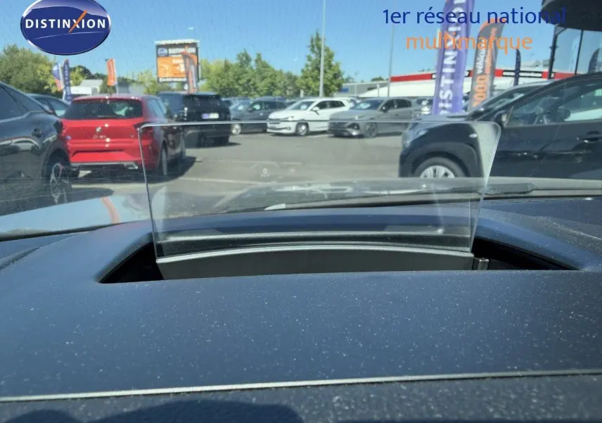 Vue du tableau de bord du Ford Kuga 2024 gris magnétique, mettant en valeur l'affichage tête haute transparent en extérieur.