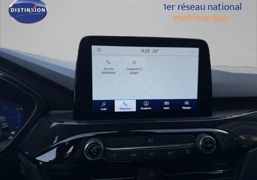 Vue rapprochée de l’écran tactile central et de la console noire brillante du Ford Kuga 2024, version ST-Line.