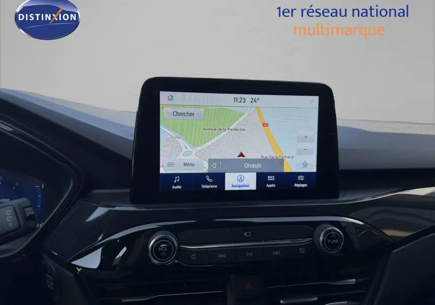 Vue intérieure du tableau de bord du Ford Kuga 2024 avec écran tactile de navigation et commandes audio intégrées.