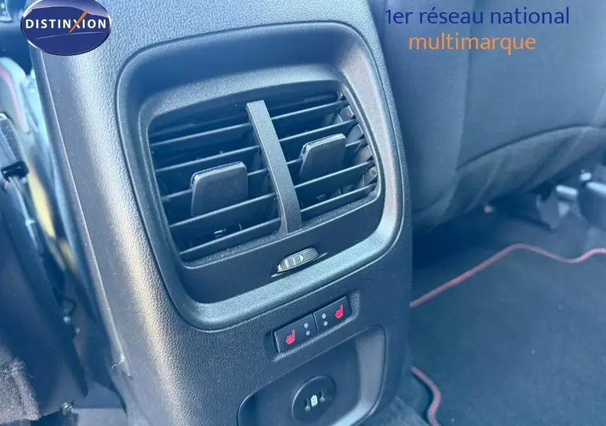 Détail des aérateurs arrière et commandes de sièges chauffants dans le Ford Kuga gris magnétique 2024, vue intérieure côté arrière.