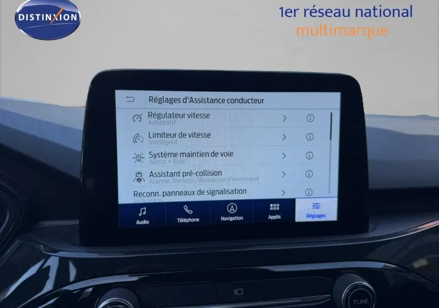 Écran tactile central du Ford Kuga 2024 gris magnétique, affichant les réglages d’assistance conducteur, vue intérieure frontale.