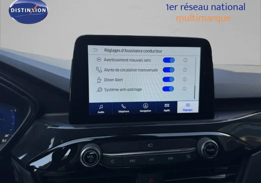 Écran tactile central du Ford Kuga 2024 affichant les réglages d’assistance conducteur, avec tableau de bord noir brillant.